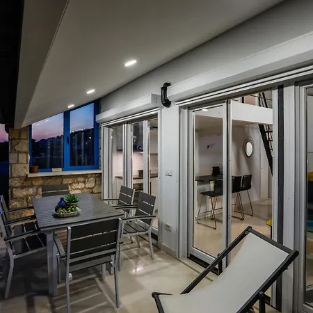 Penthouse In Old Dalmatian House - Flybridge Ferienhaus Hvar Town