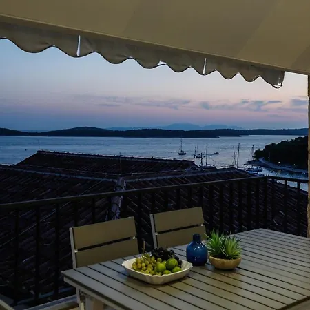 Hébergement de vacances Penthouse In Old Dalmatian House - Flybridge *
