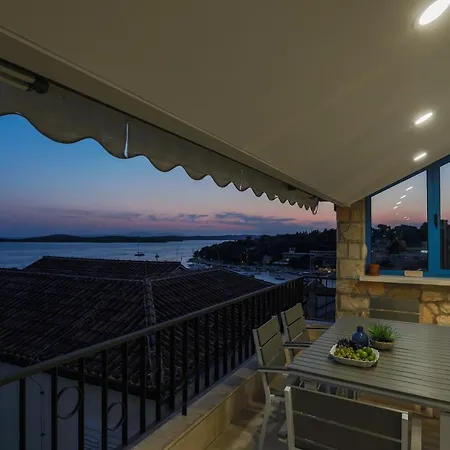 Penthouse In Old Dalmatian House - Flybridge Hébergement de vacances Hvar Town