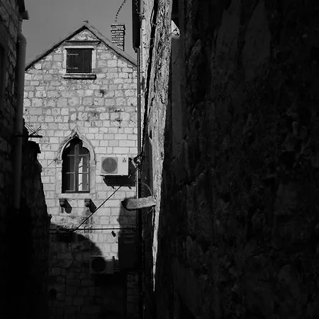 Penthouse In Old Dalmatian House - Flybridge Hvar Town