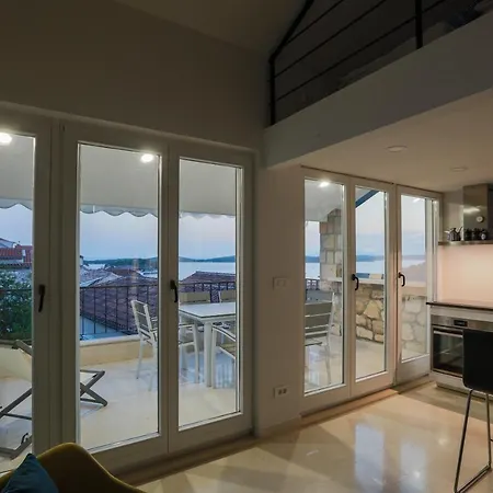 Nyaraló Penthouse In Old Dalmatian House - Flybridge *