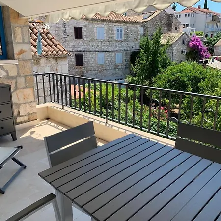 Penthouse In Old Dalmatian House - Flybridge Nyaraló *